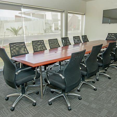 Aranwa Paracas Resort & Spa מראה חיצוני תמונה A conference room with a long table and chairs