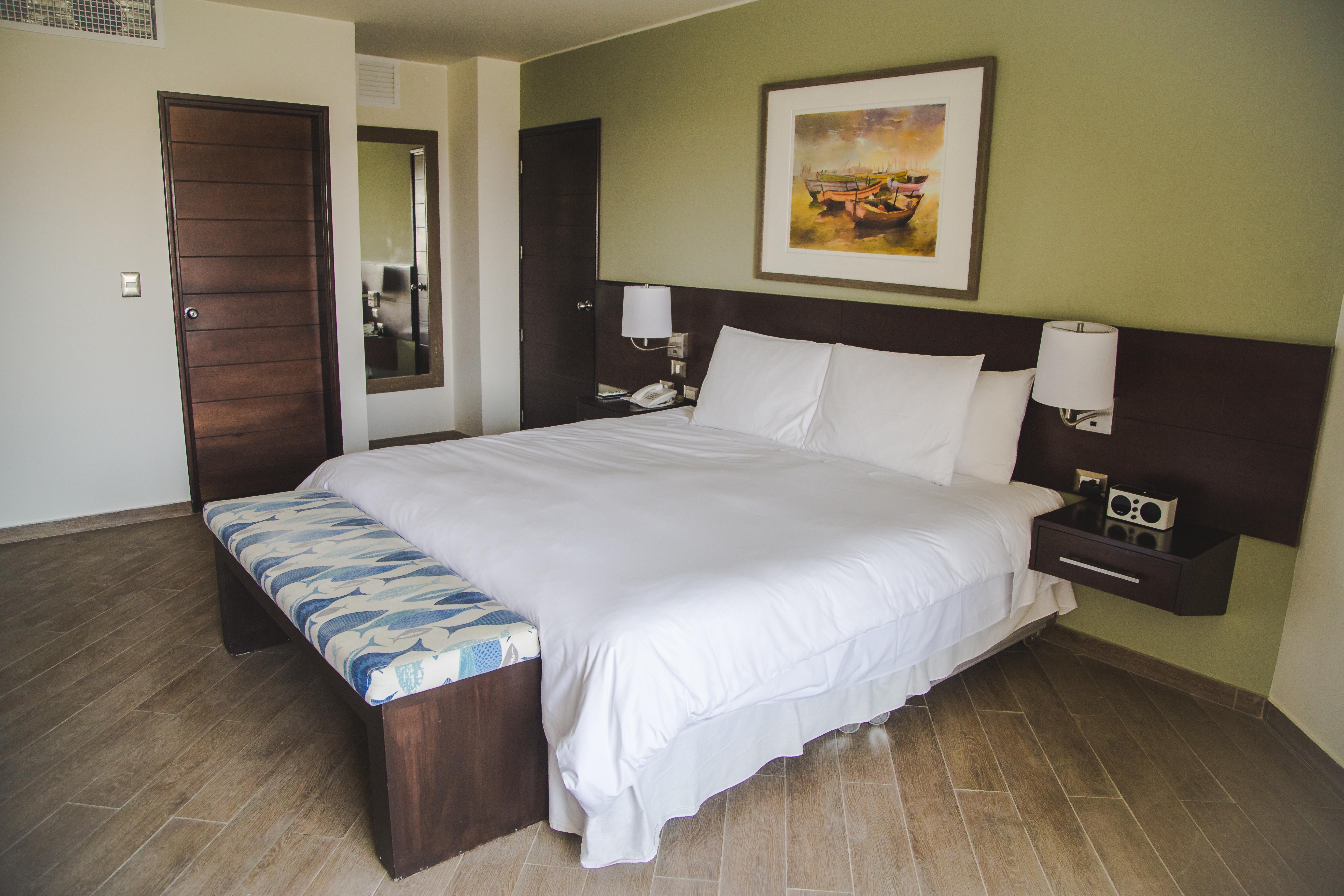 Aranwa Paracas Resort & Spa מראה חיצוני תמונה A bedroom at the Hilton Garden Inn in San Diego, California