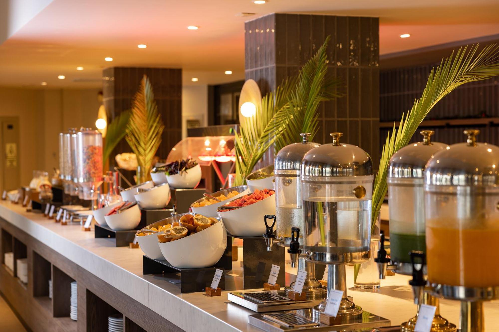 Aranwa Paracas Resort & Spa מראה חיצוני תמונה A buffet at a hotel