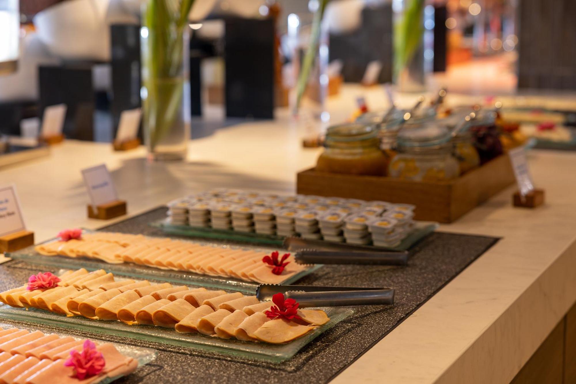 Aranwa Paracas Resort & Spa מראה חיצוני תמונה A buffet at a hotel